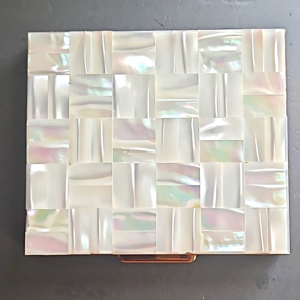 Pearl powder compact